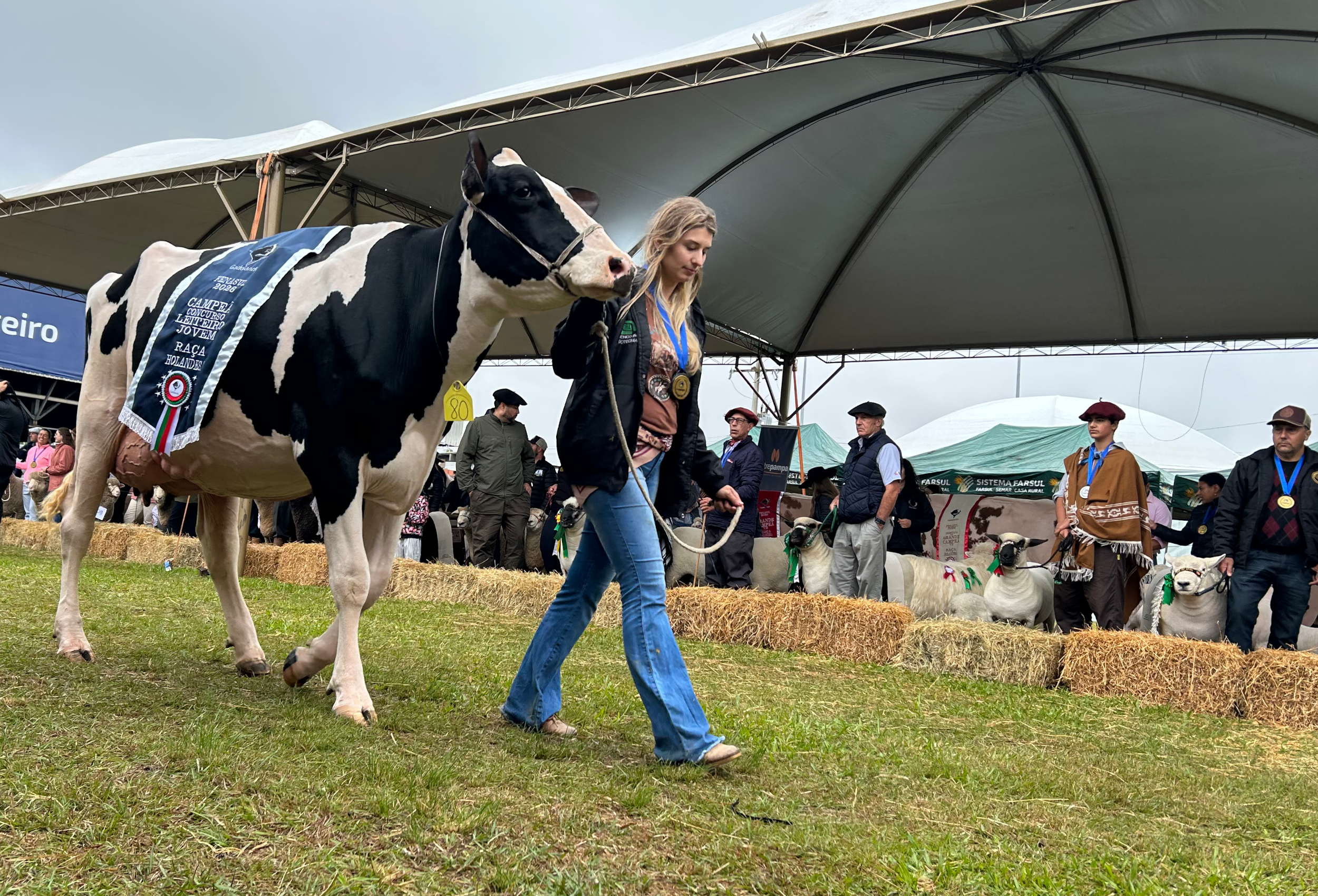 Fenasul Expoleite e Fenovinos encerram com 200 mil visitantes e desfile dos campeões
